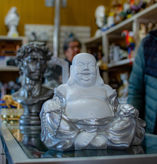 Estatua de Buda Sonriente en Blanco y Plata